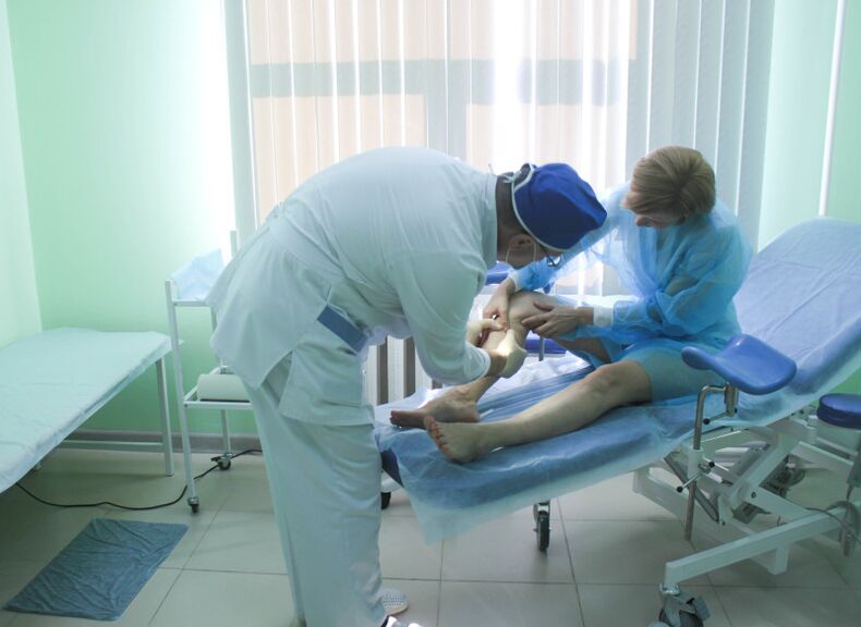 Ein Chirurg untersucht die Venen eines Patienten, bevor er eine Operation durchführt.