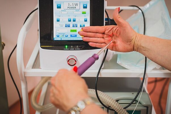 Gerät zur Behandlung von Krampfadern mittels endovasaler Laserkoagulation.