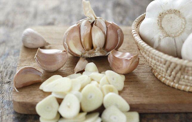 Knoblauch ein Volksheilmittel, das Blutgefäße mit Krampfadern stärkt. 